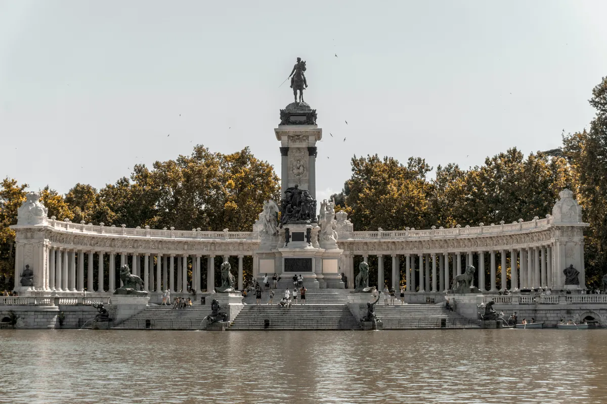 Monumento a Alfonso XII y estanque grande del Parque de El Retiro, Madrid