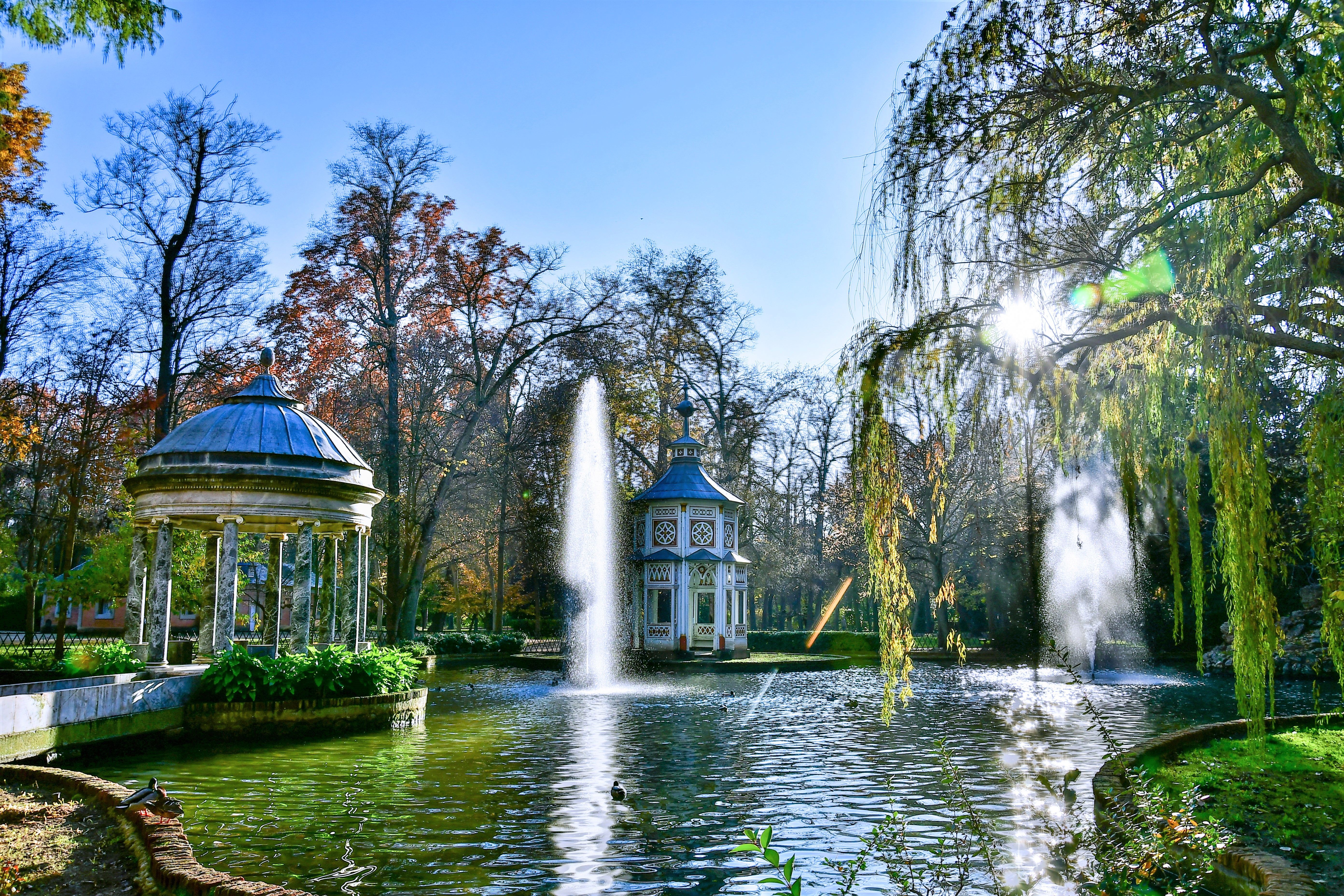 Estanque con fuente y templete en los Jardines de Aranjuez, Madrid