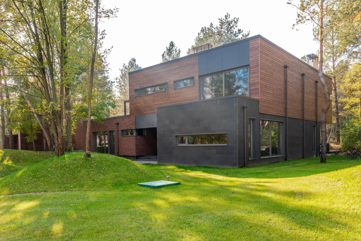 Chalet moderno de arquitectura contemporánea con amplio jardín arbolado en Boadilla del Monte, Madrid
