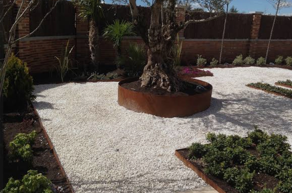 Diseño de setos ornamentales con formas geométricas y parterre de flores en parque - Jardinería y Paisajismo JS