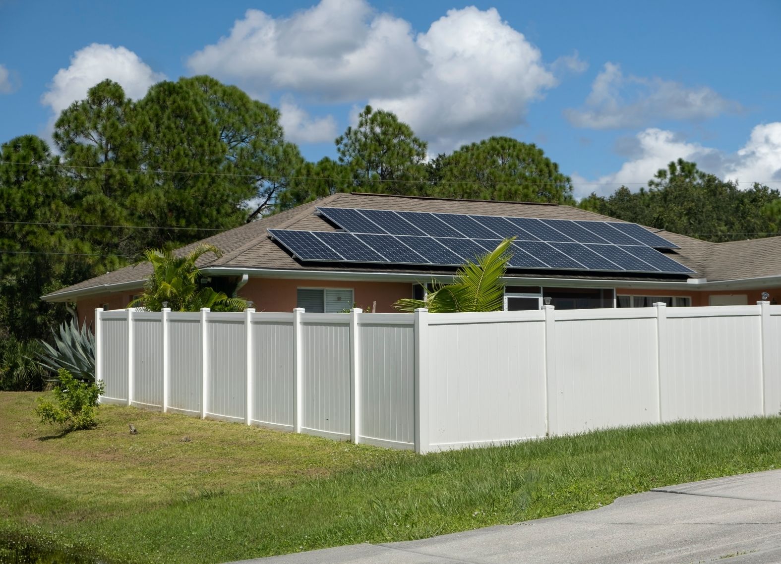 The Woodlands Vinyl Fence Installation