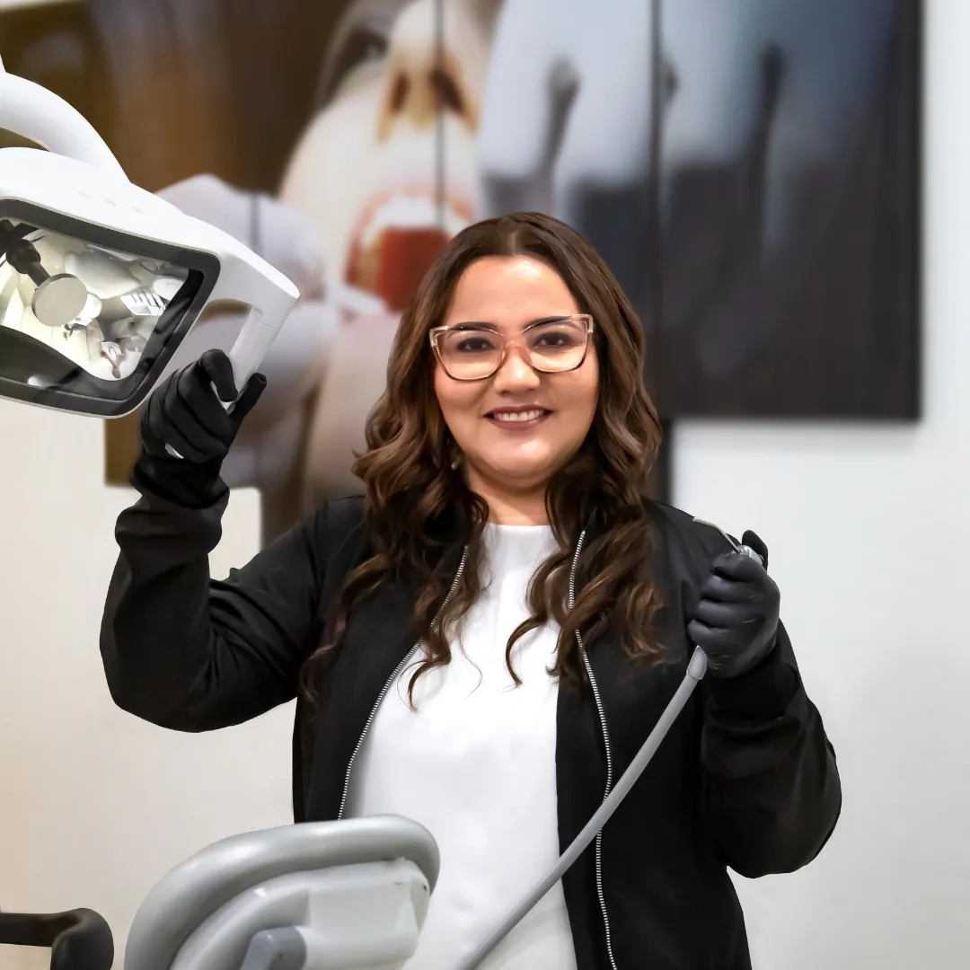 Ambiente clínico odontológico elegante y cálido