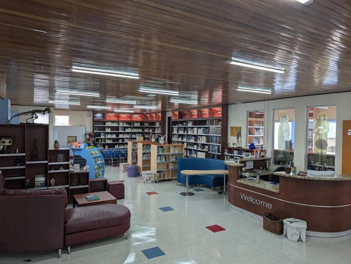 Estudiantes en la biblioteca institucional