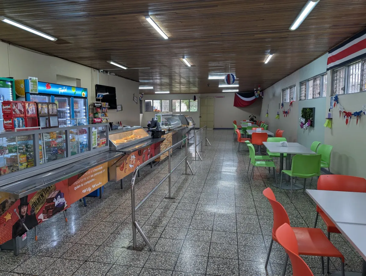 Estudiantes disfrutando de una alimentación saludable en Saint Francis College