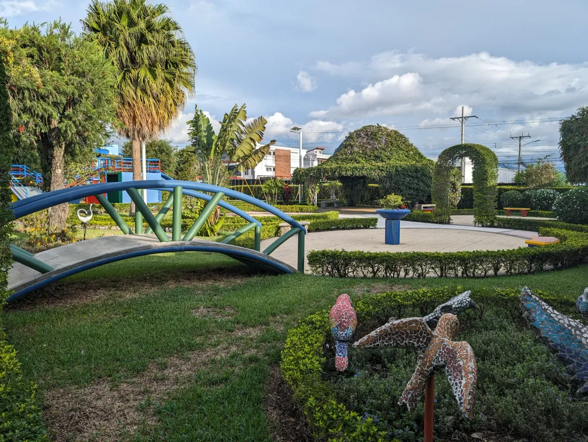 Amplios jardines y áreas verdes