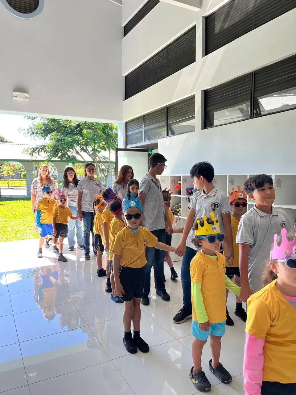 Estudiantes participando en la Expo STEAM