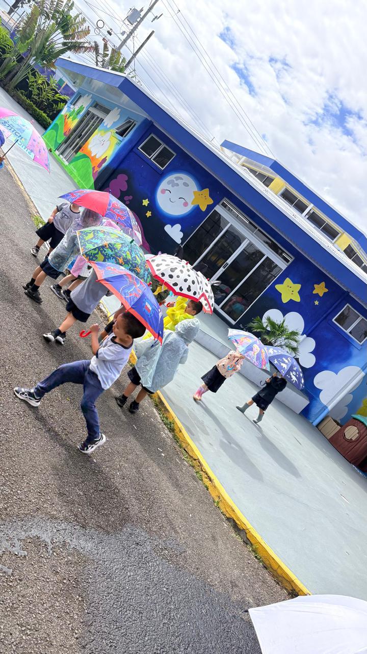 Estudiantes participando en la Expo STEAM