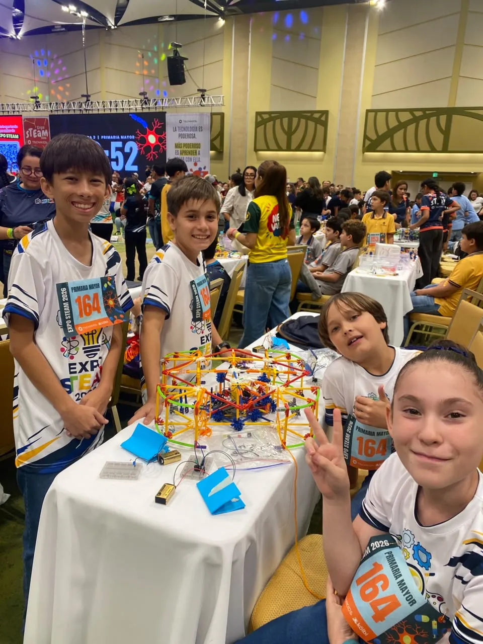 Estudiantes participando en la Expo STEAM