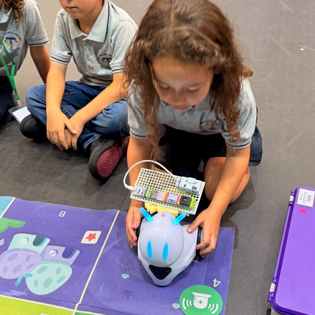 Estudiantes participando en la Expo STEAM