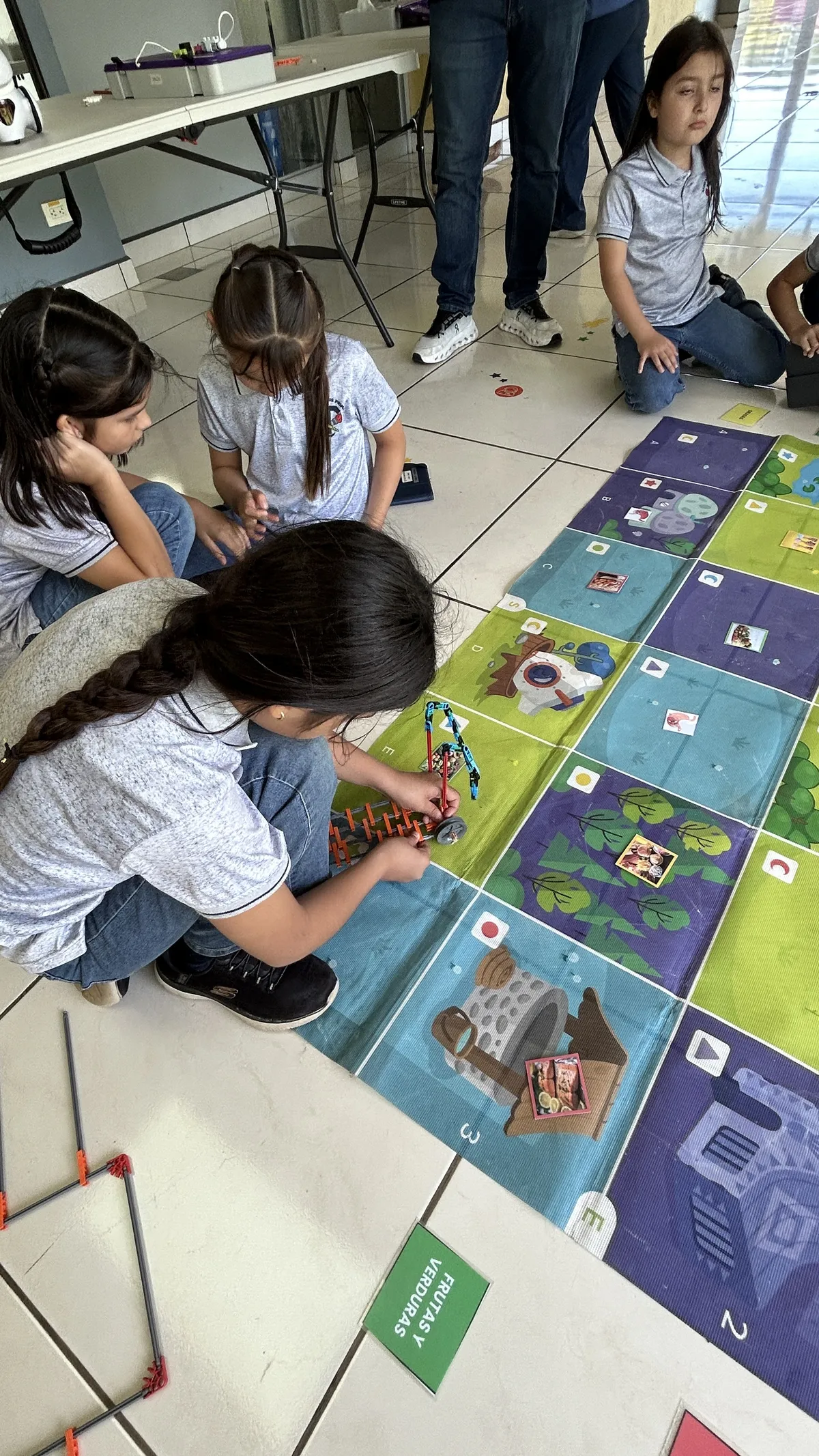 Estudiantes trabajando en proyectos de STEAM y tecnología en Saint Francis College