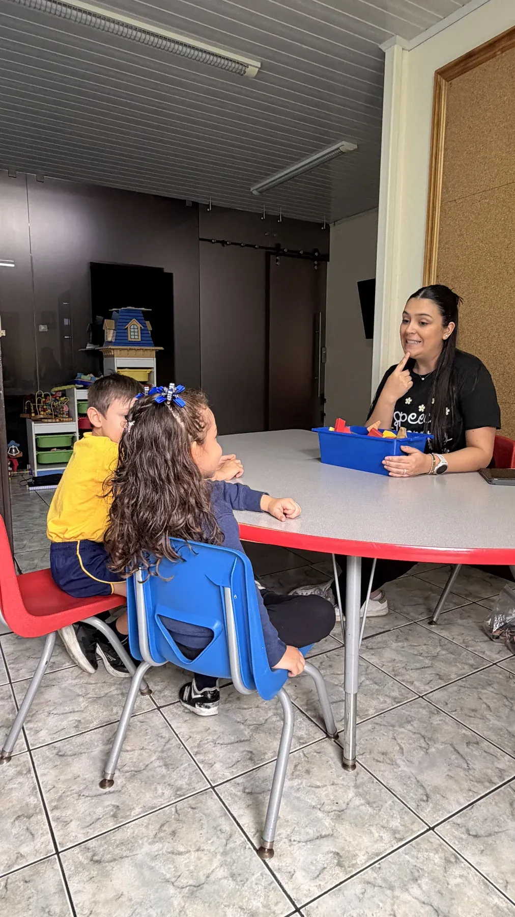 Estudiantes participando en la Expo STEAM