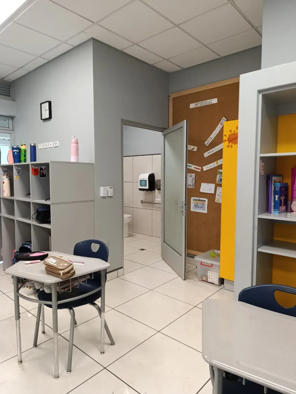 Aulas de preescolar y primaria con baño interno