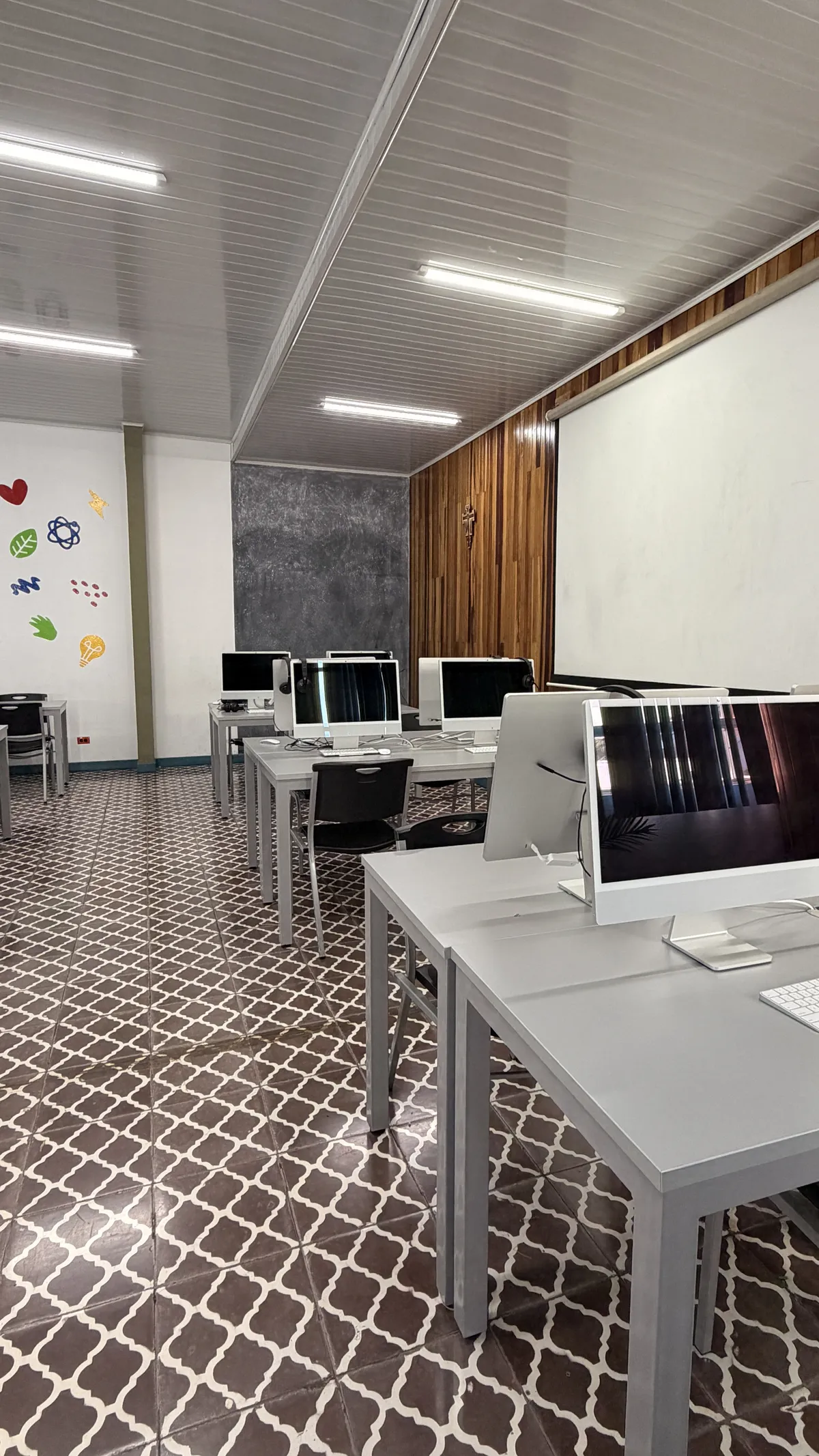 Laboratorios de cómputo con equipos iMac de Apple
