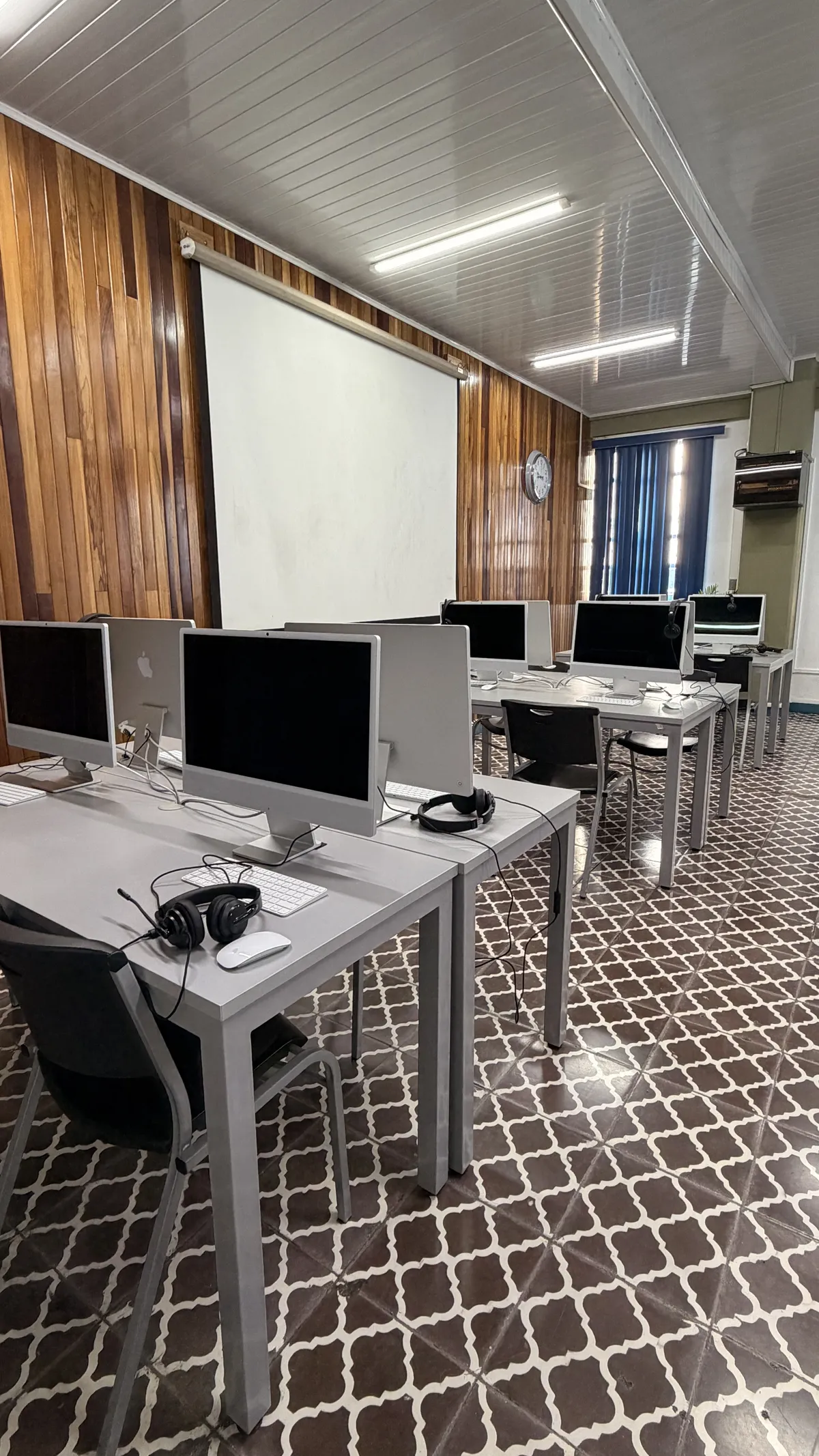 Estudiantes experimentando y creando tecnología en Saint Francis College