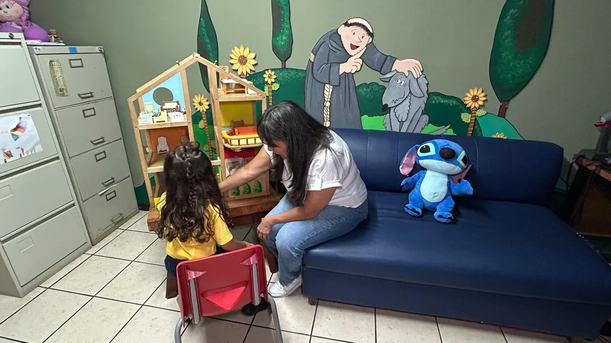 Estudiantes participando en la Expo STEAM
