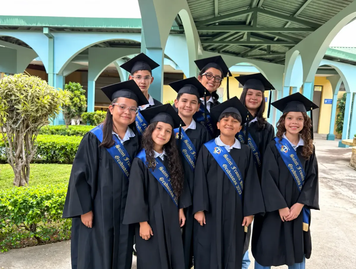 Graduados de Primaria de Saint Francis College en el patio escolar