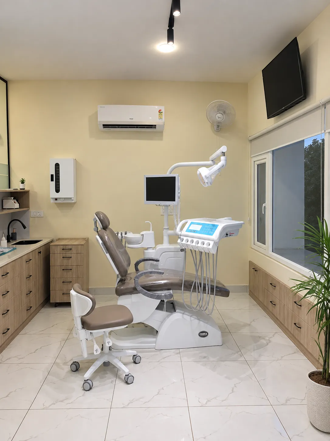 Modern clinic reception with marble desk and beige sofa.