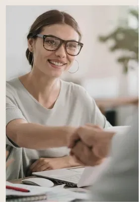 virtual assistant helping small business owners stay organized