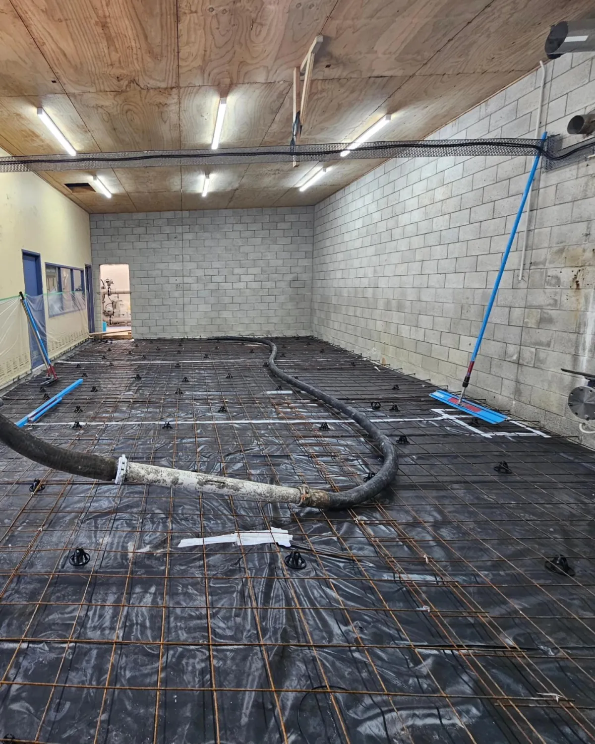 Line concrete pumping hose used for indoor slab pour
