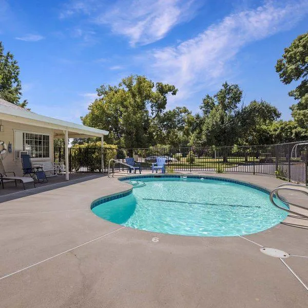 Premium bathhouse and lounge chairs at Possum Kingdom RV Resort