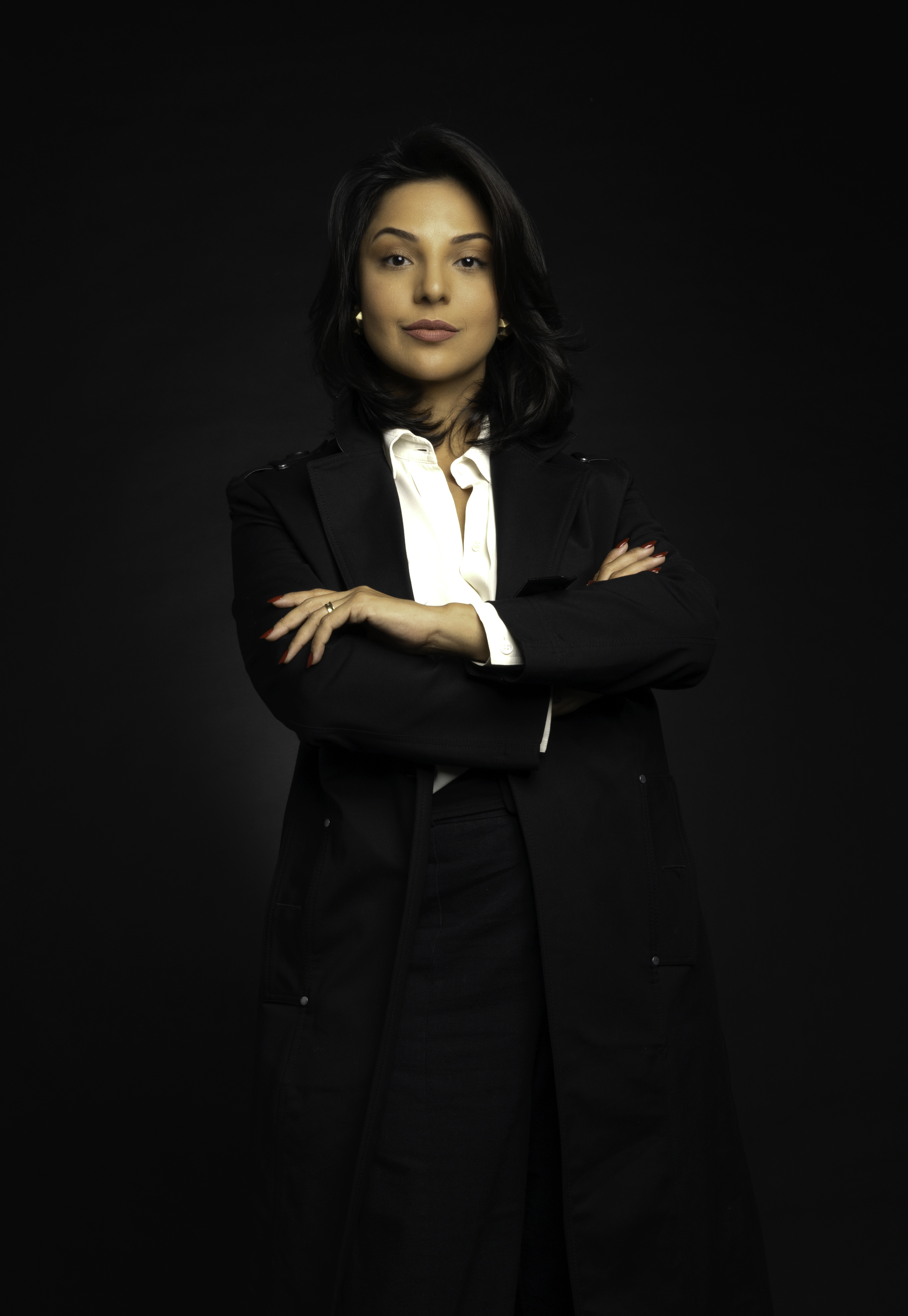 Antes e Depois: Transformação de Imagem Premium — estilo refinado, postura confiante, cenário de alto padrão