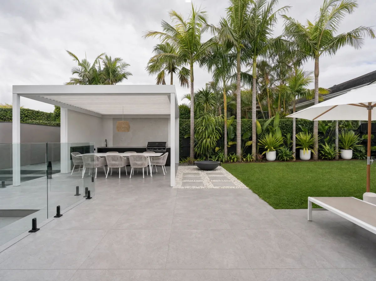 Outdoor entertaining area with pergola and landscaped garden, Tropical Teuila design and construction