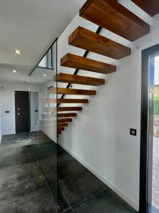 Detalle constructivo de hormigón visto y carpintería enrasada