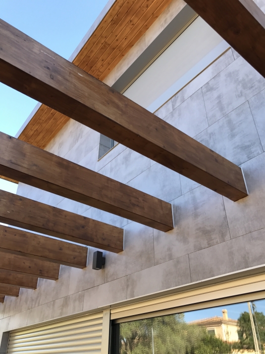 Espacio interior diáfano con iluminación cenital y pavimentos continuos