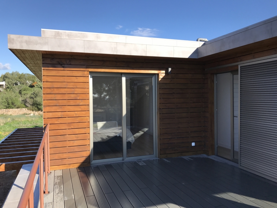 Detalle constructivo de hormigón visto y carpintería enrasada