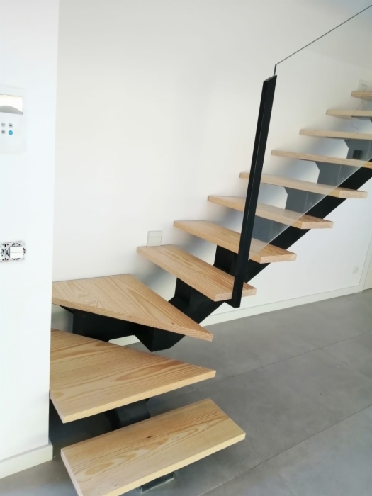 Detalle constructivo de hormigón visto y carpintería enrasada