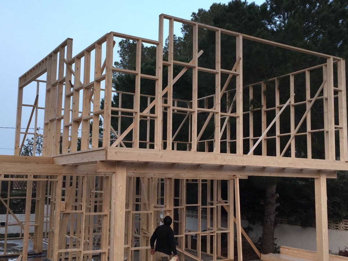 Proceso de ensamblaje de estructura de madera modular