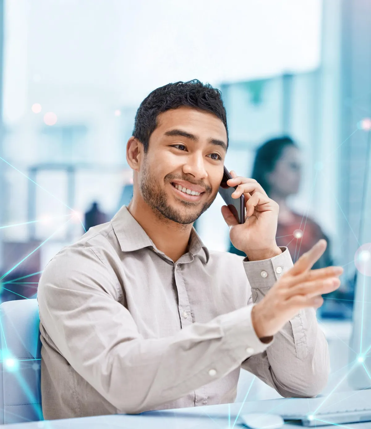 hombre en el telefono hablando con cliente