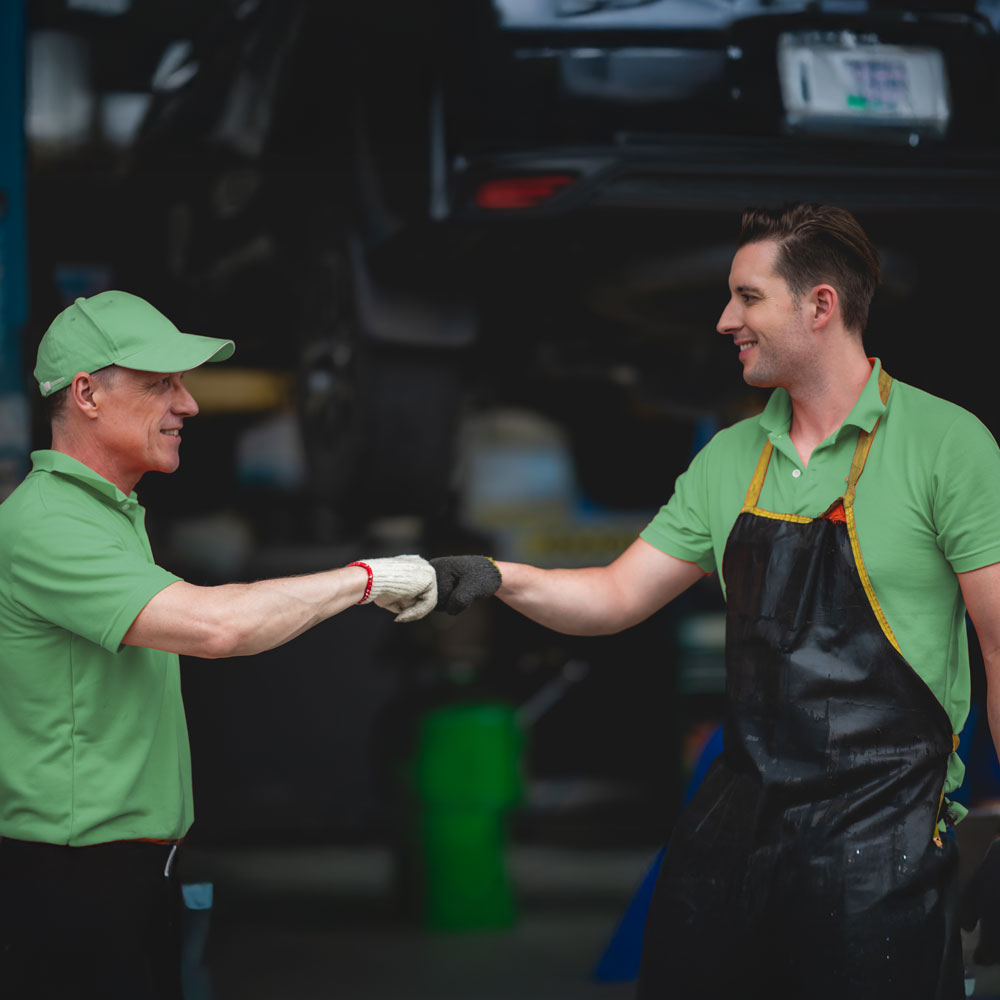 dueño de negocios viendo reporte de ventas