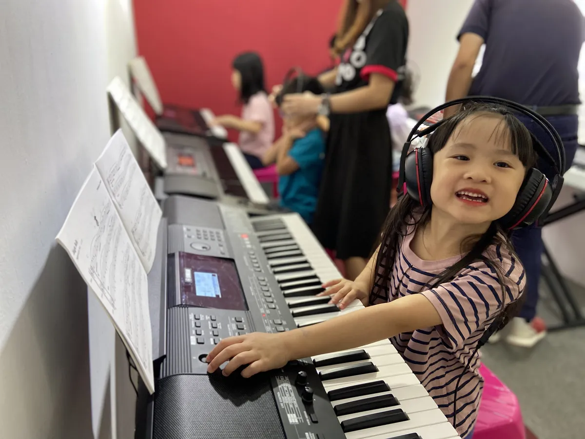 Children learning to play the keyboard