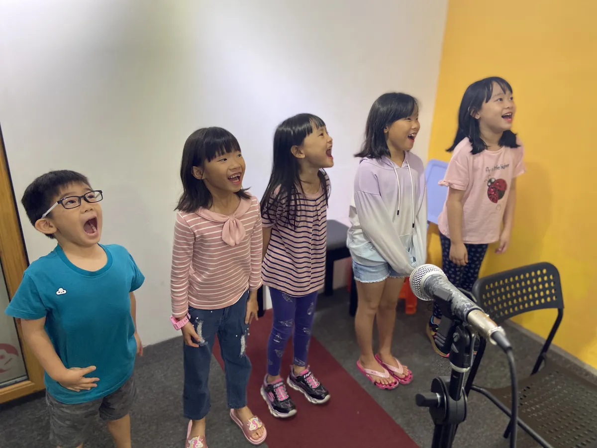 Student practicing singing confidently during a vocal lesson