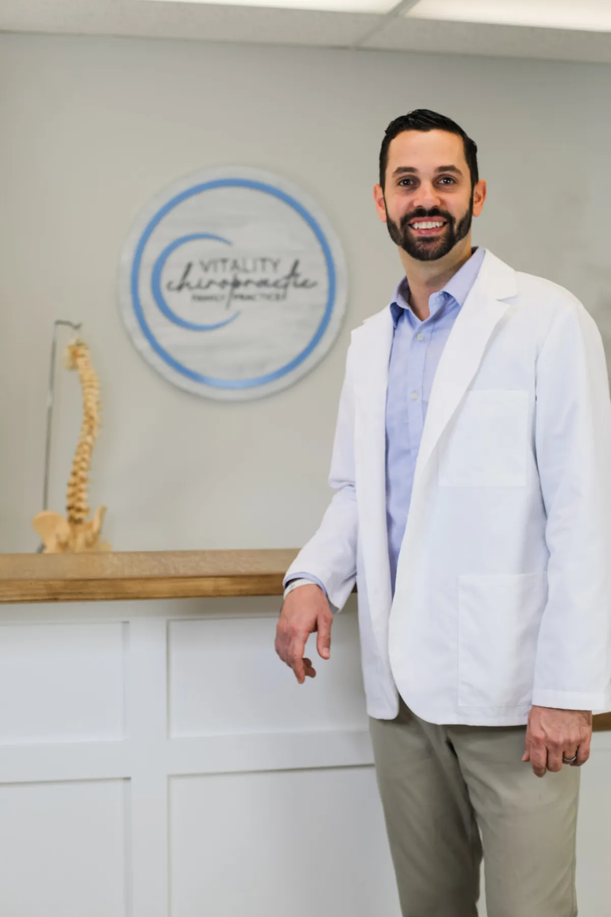 Doctor examining a patient spine and neck with precision after an auto accident