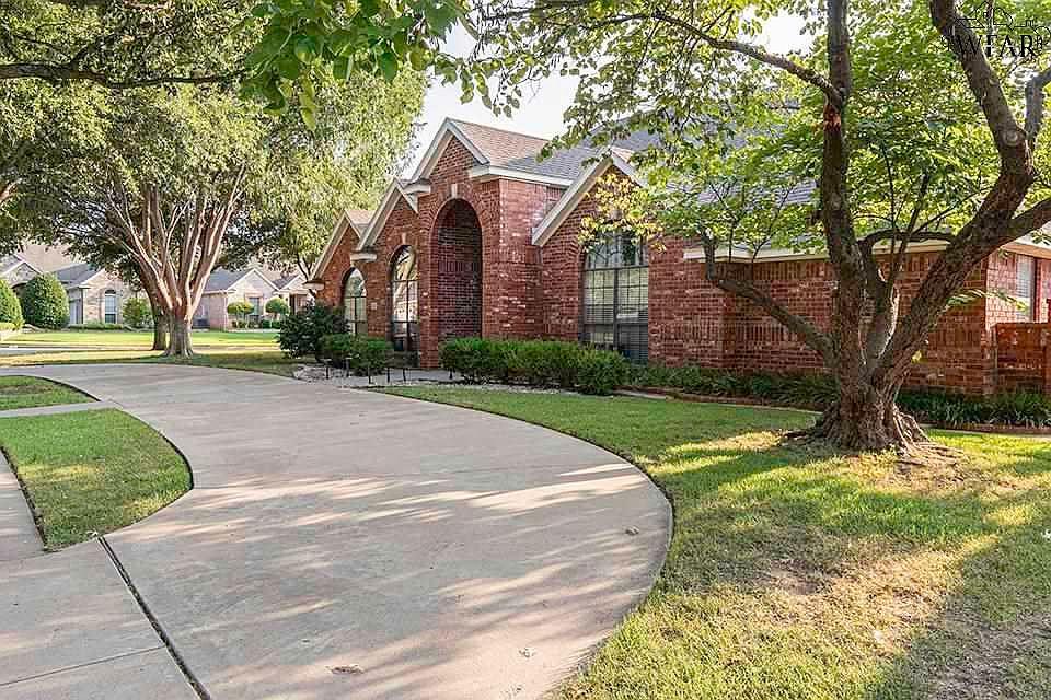 Wichita Falls Concrete Pros builds and installs Driveway
