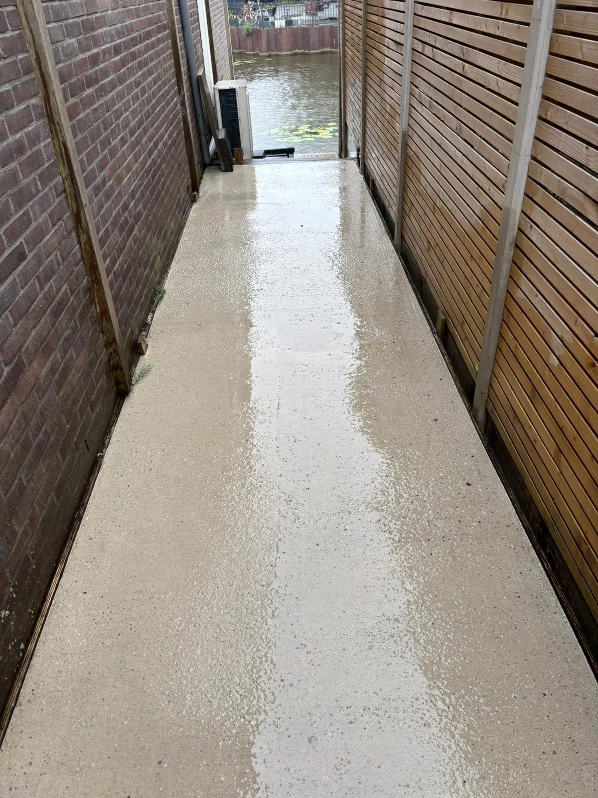 Professionele glazenwassers van TMC Facility Group reinigen ramen in Almere