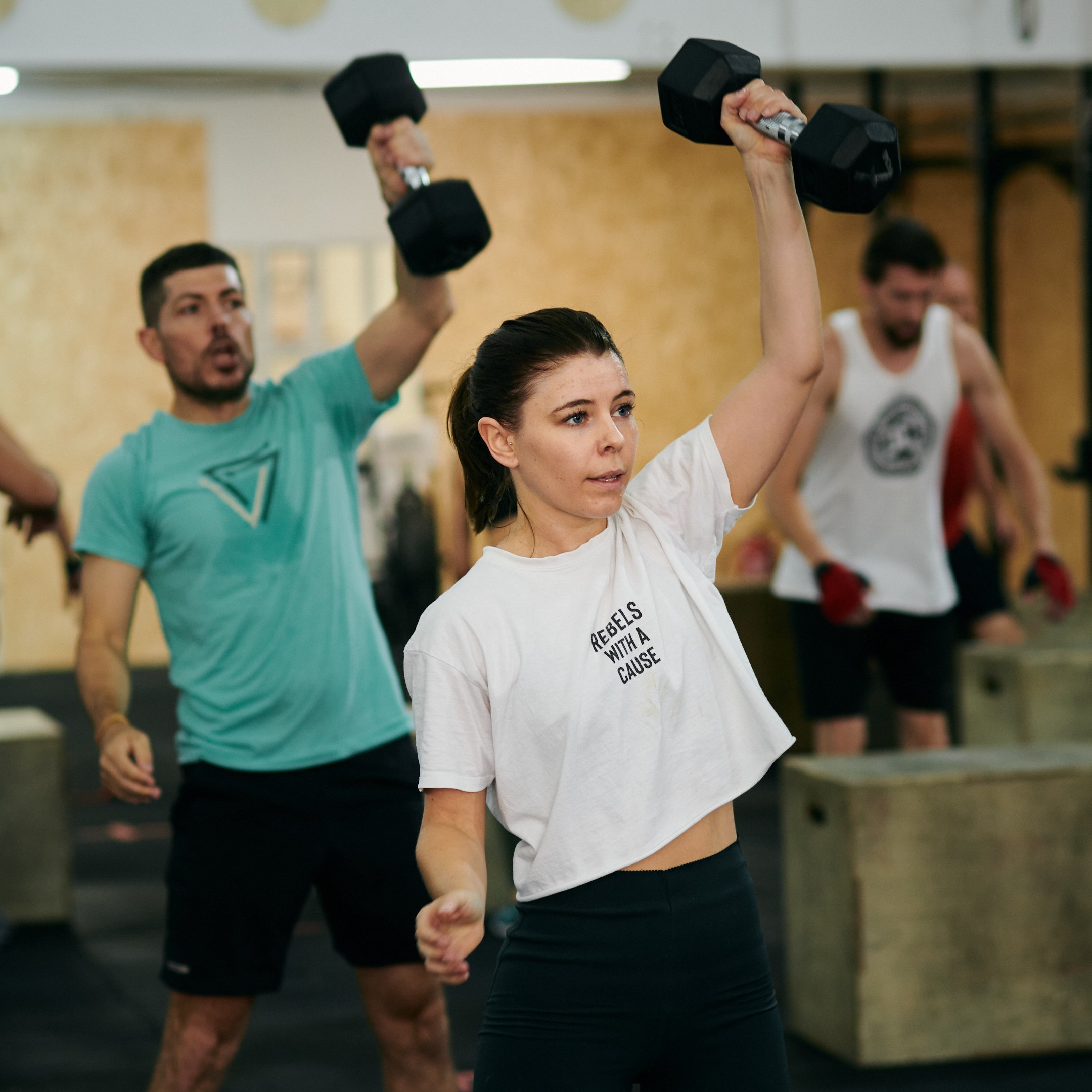 3 personas haciendo clase de CrossFit