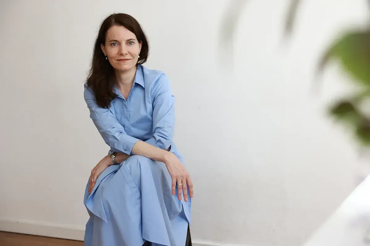 Portrait von Miriam Sabogal in ruhiger Pose – persönliche Geschichte über Verlust und Neubeginn