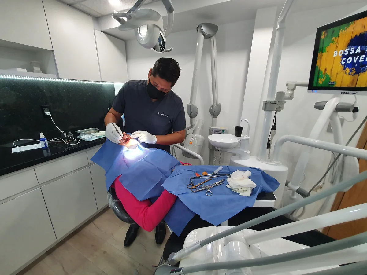El Dr. Iván Daza en la clínica