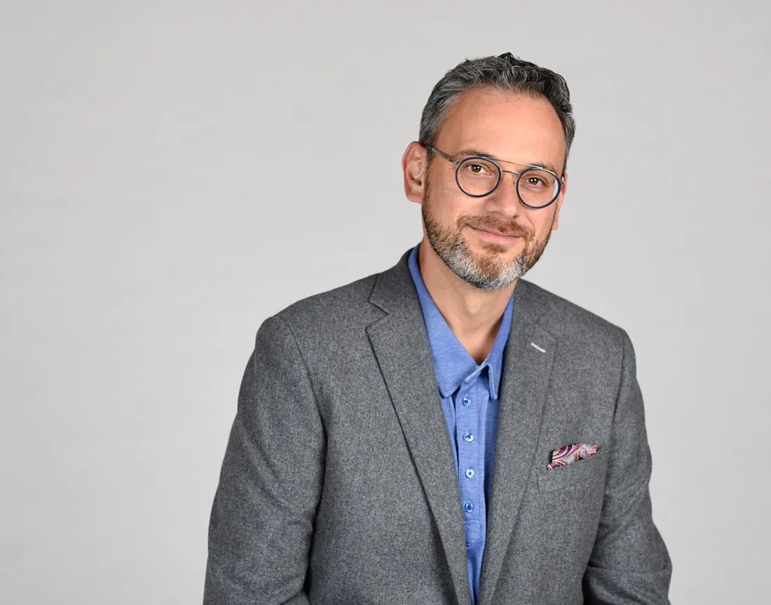 Alex Goldfayn, revenue and growth consulting, creator of Outgrow (www.runoutgrow.com) for entrepreneurs