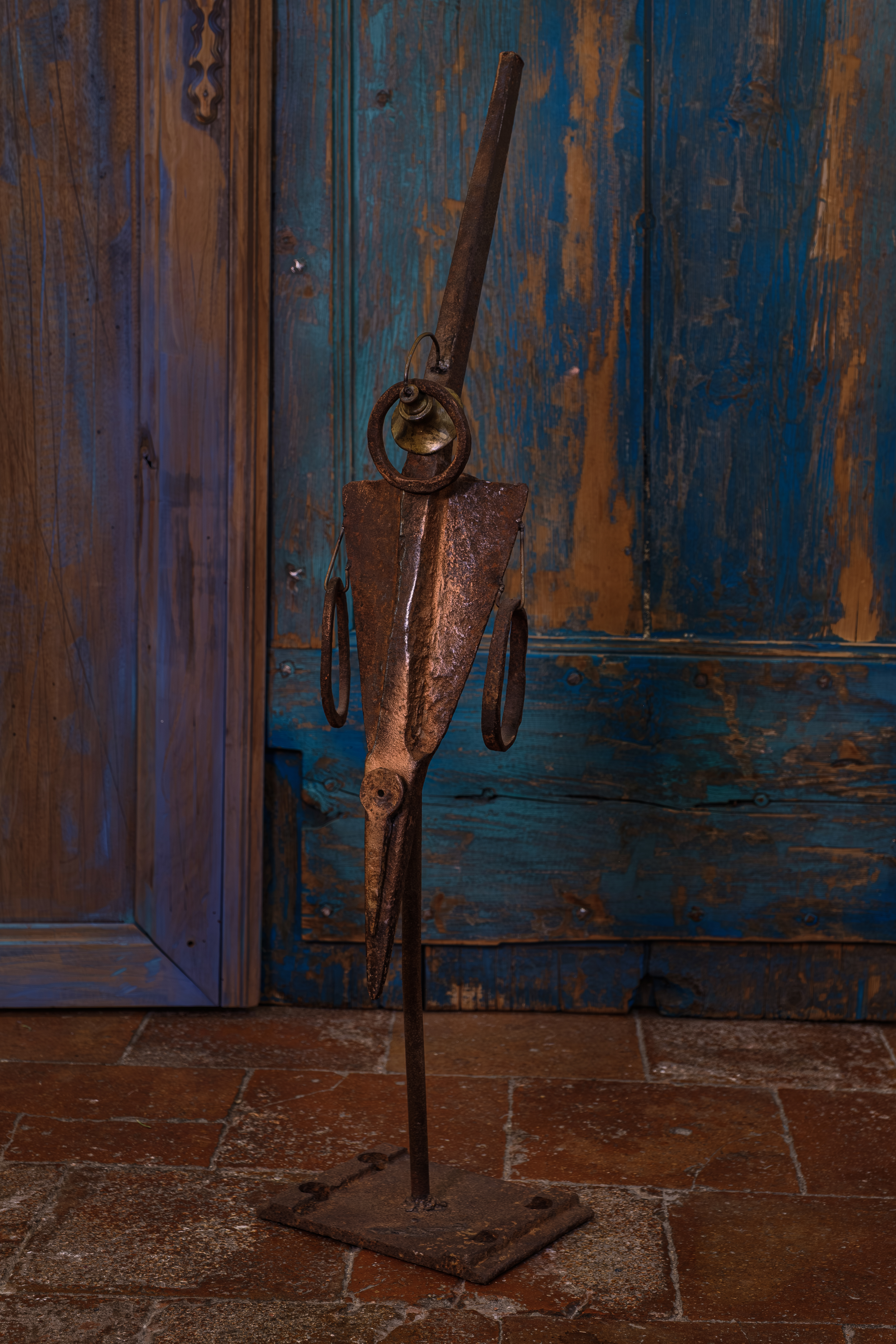 Escultura contemporánea de bronce pulido, forma orgánica, sobre base de mármol negro, fondo neutro, luz dirigida, estilo minimalista, composición vertical, transmite sofisticación y movimiento.