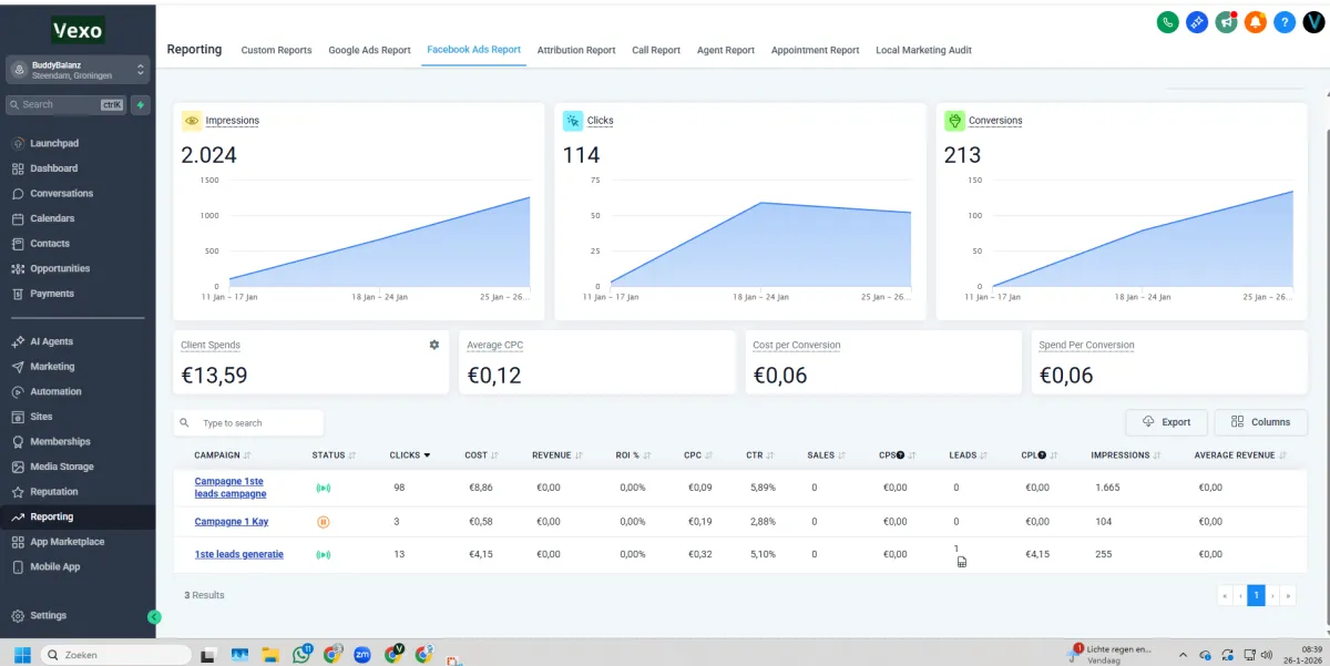 Luxe werkplek met laptop waarop Aurora Web & CRM dashboard zichtbaar is