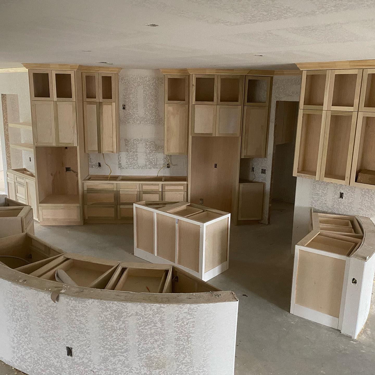 Stone retaining wall and landscaped front yard with steps and plants by Mundo Landscaping in Tucson, AZ — example of expert landscape design.