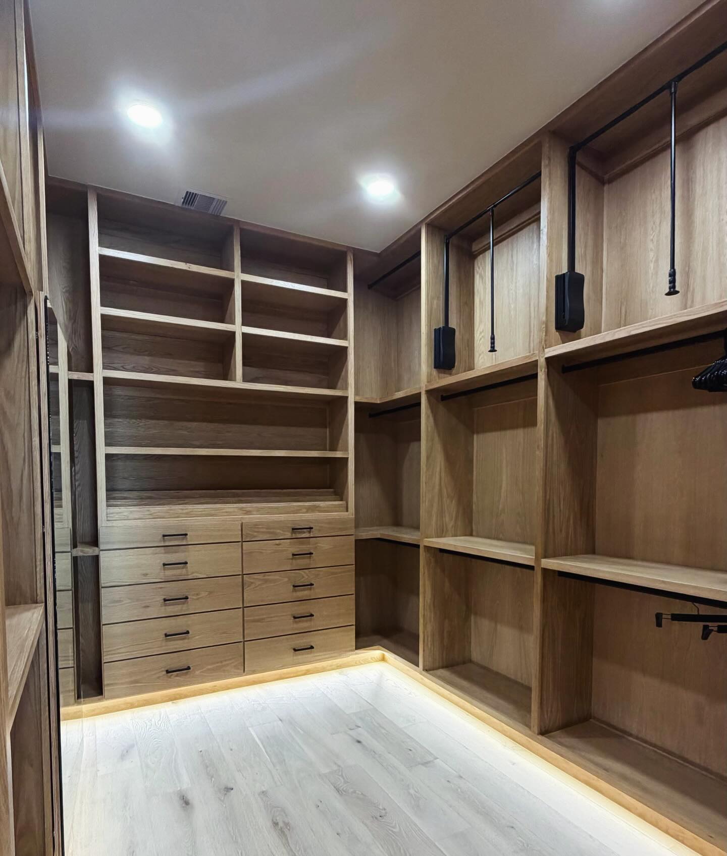 Stone retaining wall and driveway in front of a luxury home built by Mundo Landscaping in Tucson, AZ — expert hardscaping and curb appeal design.