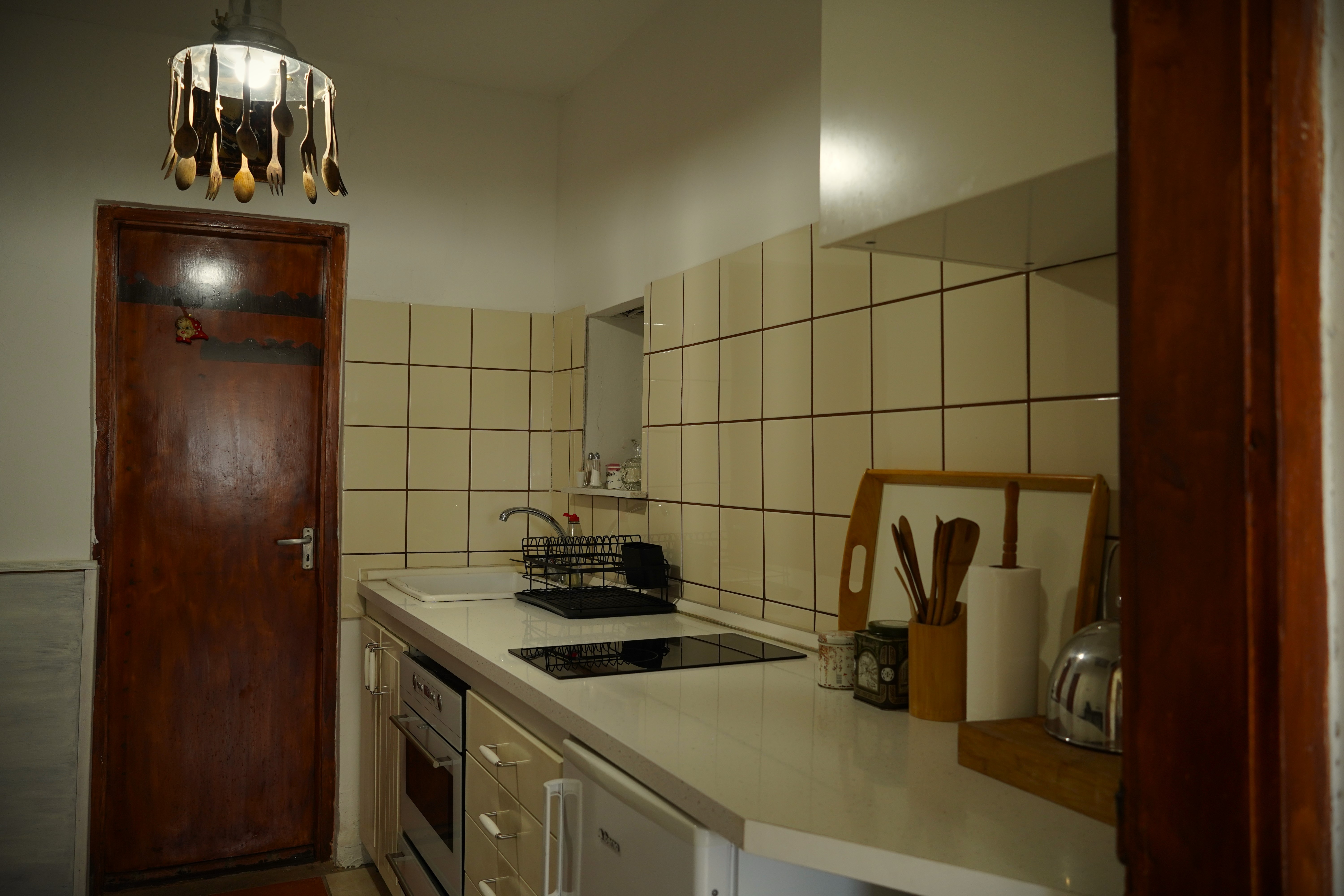 fehér ház vendégház hollókő felszerelt konyha