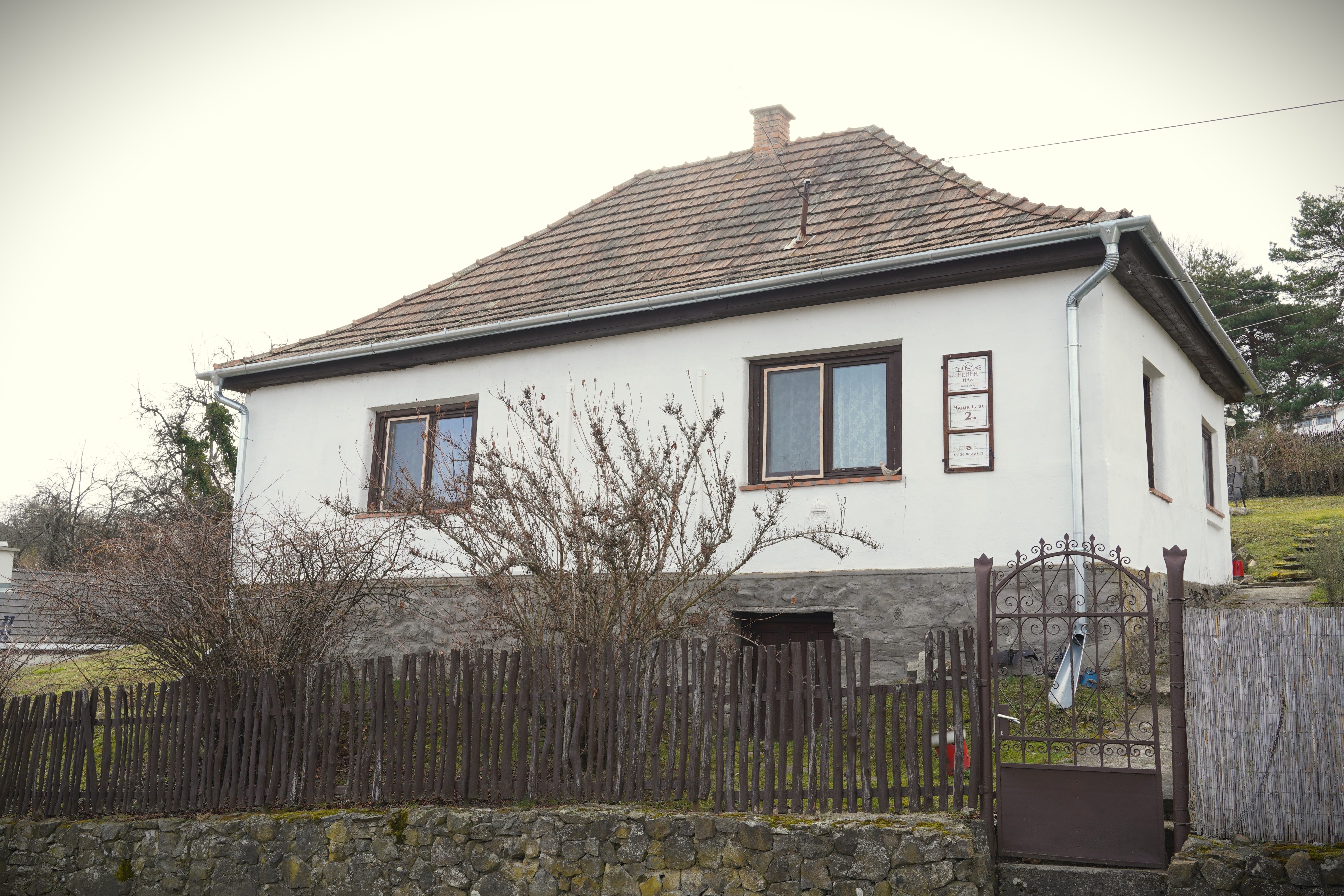 vendégház hollókő külső homlokzat