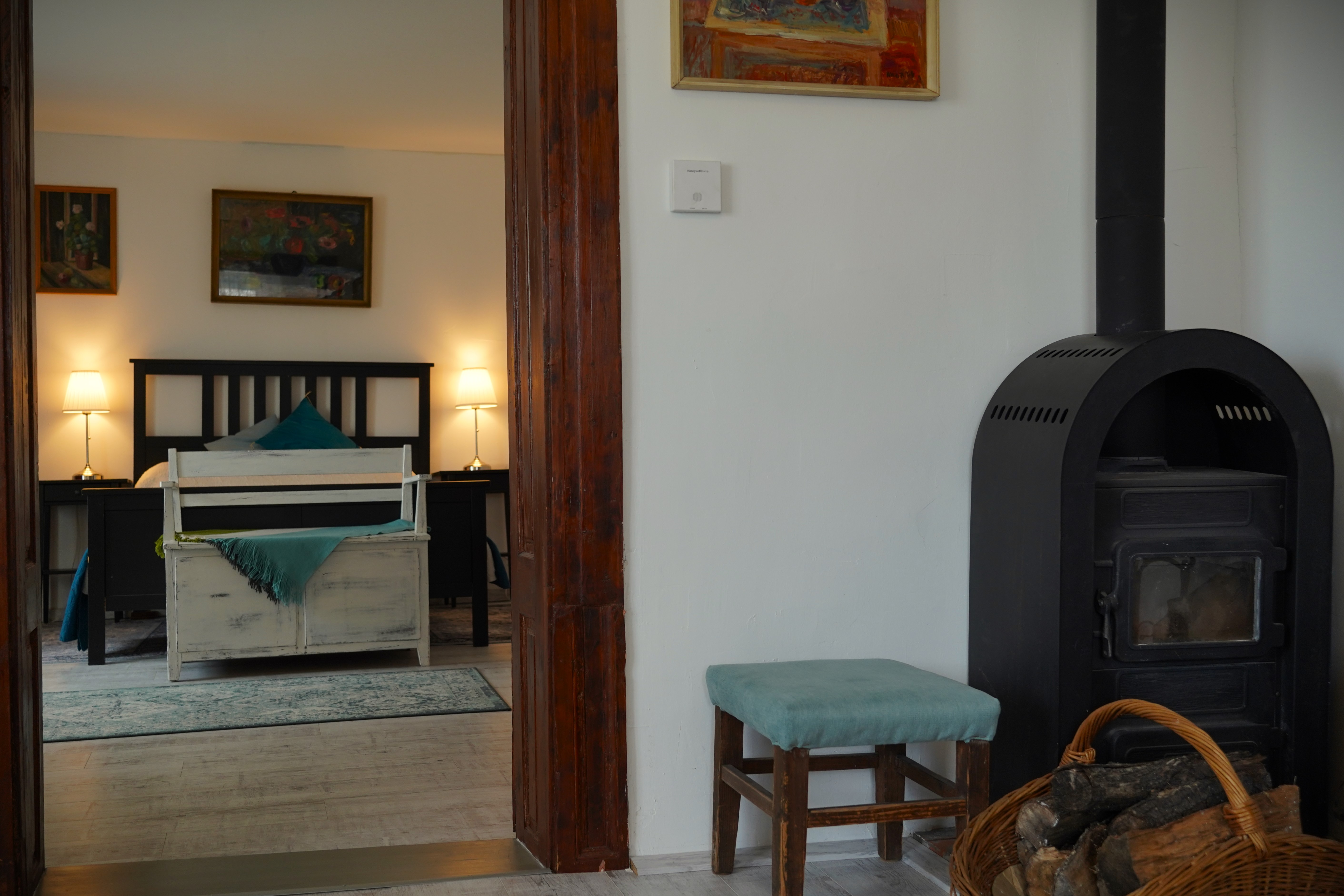 apartman hollókő nappali kandallóval