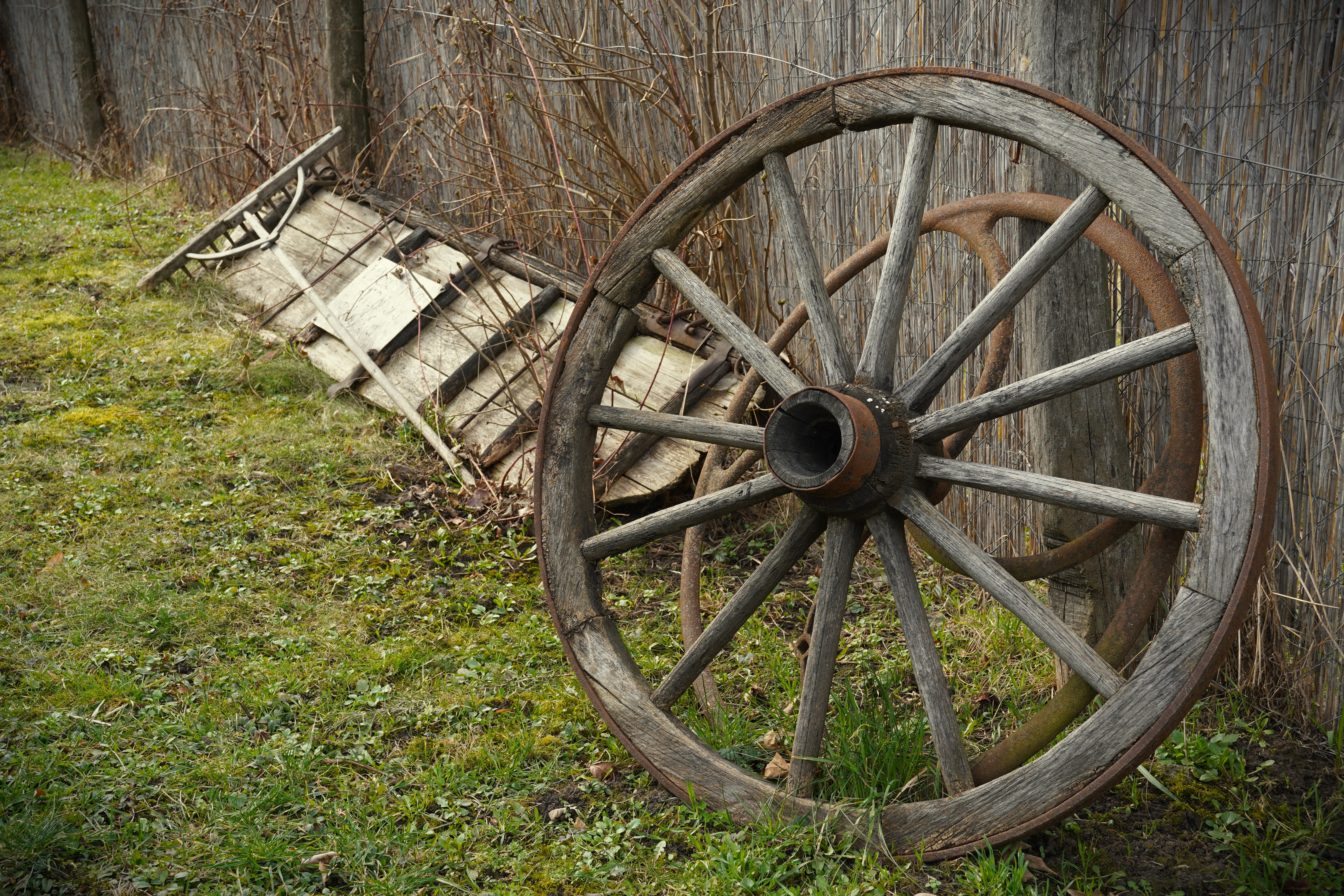 falusi szállás hollókő udvar hagyományos szekérrel